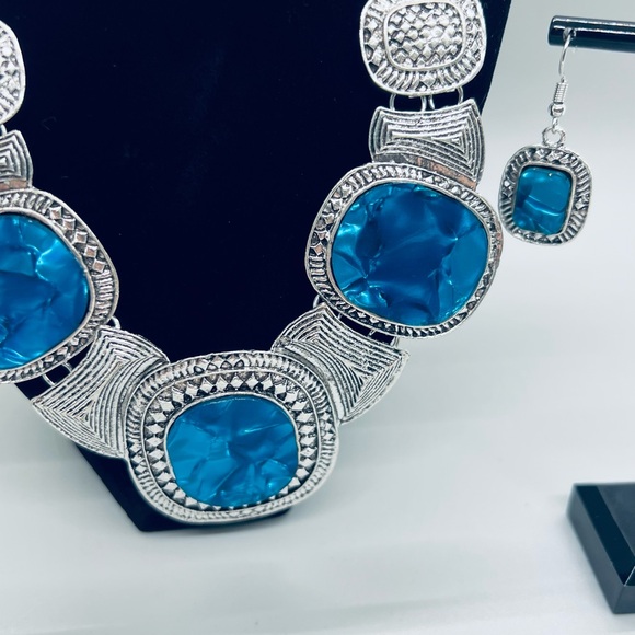 Chic Silver Statement Necklace with Blue Accents - Picture 5 of 7